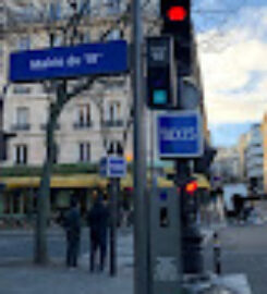 Borne de taxi Place Jules Joffrin